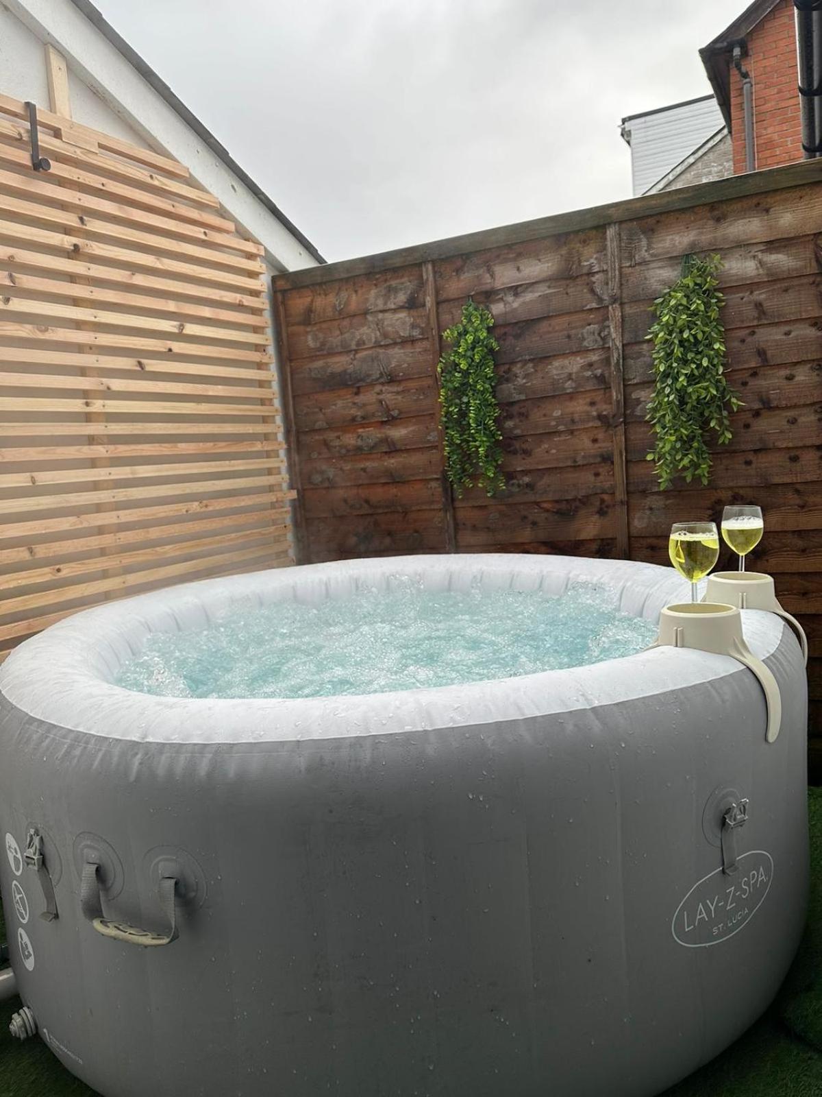 2 Bedroom Flat With Hot Tub Cardiff Exterior photo